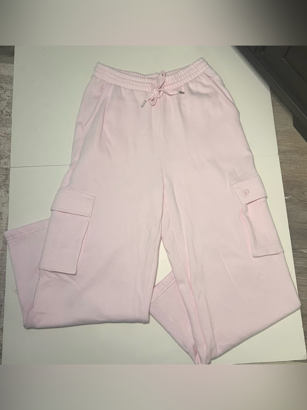 PINK Victoria's Secret Pastel Pink Wide-Leg Cargo Sweatpants Small Short